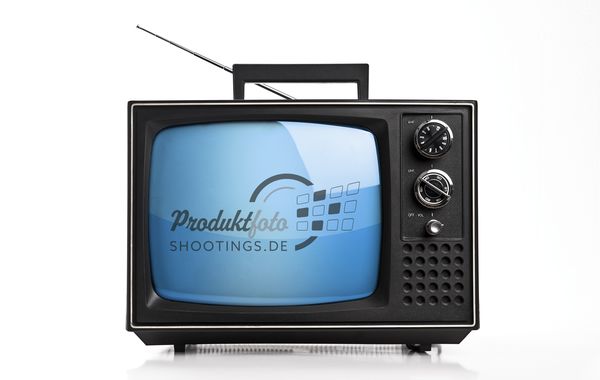 Produktfotografie eines retro schwarz weiß Fernseher freigestellt auf weißem Hintergrund mit natürlichem Schatten