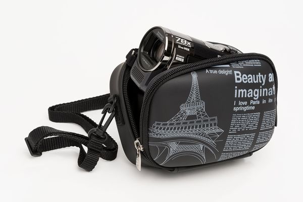 Produktfoto einer schwarzen Hardcase Kameratasche mit Filmkamera im Inneren  zum Umhängen