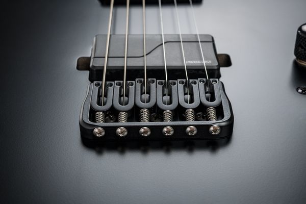 Makro Produktfotografie einer schwarzen Schecter Evil Twin E-Gitarre